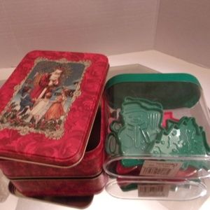 NIB Christmas cookie cutters & tin. M73-10